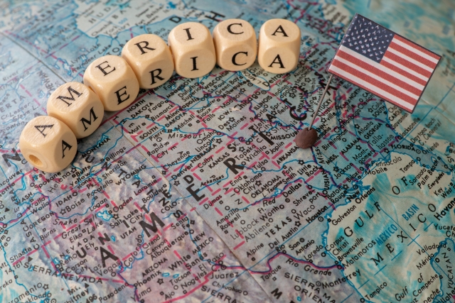 アメリカの地図と国旗
