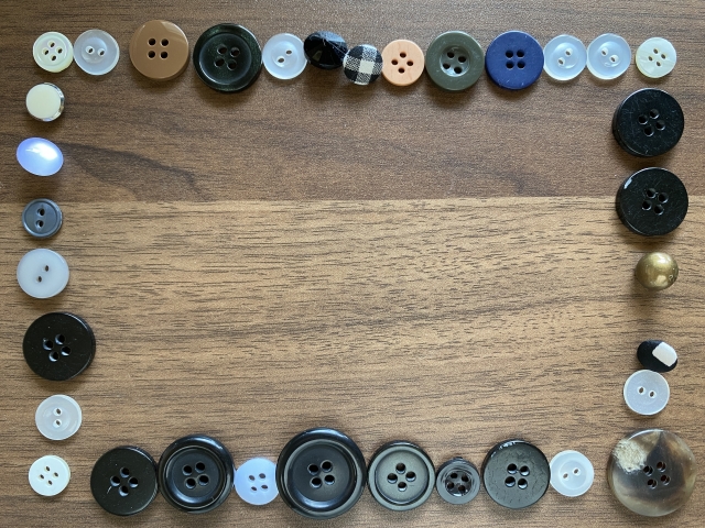 机に並べたボタン